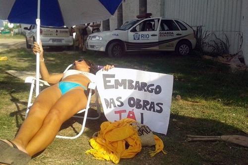 Manifestante vista em frente ao futuro campo de golfe olímpico / Foto: Reprodução / Facebook