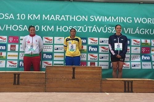 Ana Marcela Cunha, no pódio da quinta etapa da Copa do Mundo, na Hungria / Foto: CBDA / Divulgação