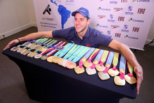 Thiago e as 23 medalhas / Foto: Orlando Bento / MTC