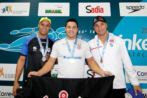 Homens de peito: João Gomes (prata), França (ouro) e Felipe Lima (bronze) / Foto: Vítor Silva / SSPress / CBDA