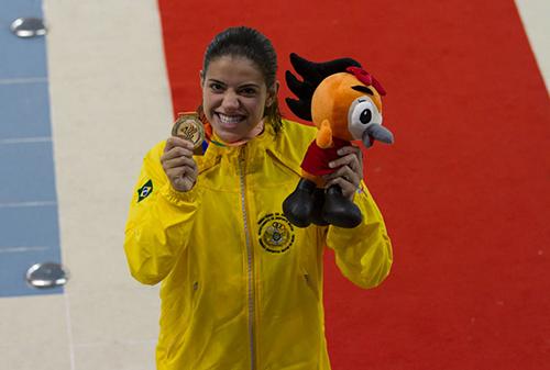 Pãmela com sua medalha de ouro/ Foto: Sargento Johnson Barros / FAB