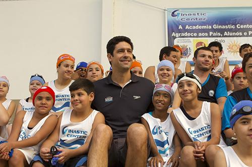 Gustavo Borges com as crianças / Foto: Divulgação