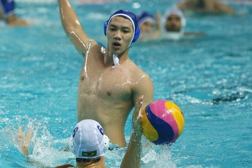 Bernardo Gomes, touca 6 branca, em jogo contra a China / Foto: Divulgação FINA