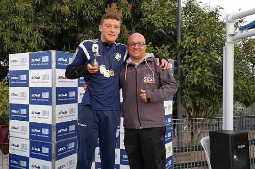 Nadador ainda quebrou o recorde do campeonato nos 400 m livre e levou para casa o Troféu de Eficiência do torneio / Foto: Divulgação