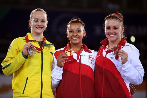 Larissa Miller, à esquerda / Foto: Julian Finney / Getty Images