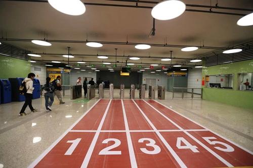 Acesso ao metrô da Linha 4 com raias que simulam o atletismo olímpico / Foto: Roberto Castro / Brasil2016.gov.br