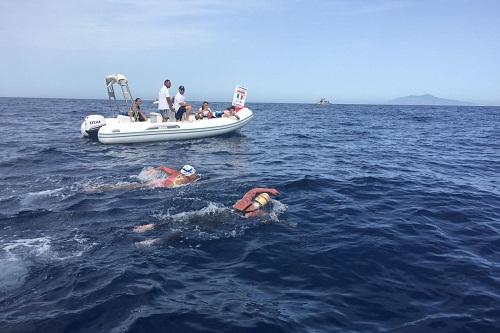 Patrícia Farias passou por verdadeiro teste de superação para concluir os 36k da Travessia Capri-Nápoles, uma das mais prestigiadas do circuito mundial / Foto: Renato Ribeiro