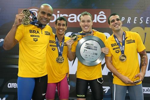 Bruno Fratus, Henrique Martins, Henrique Rodrigues e João Gomes Jr. garantiram terceiro título consecutivo da competição. Atletas amadores foram as estrelas do Festival Raia Rápida com provas para crianças e adultos / Foto: Satiro Sodré/Effect Sport