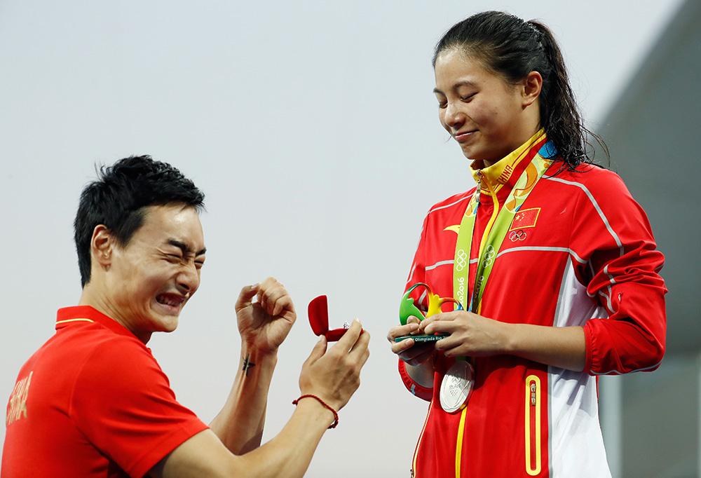 Minutos após subir ao pódio do trampolim 3m, Zi He foi pedida em casamento pelo também saltador Kai Qin / Foto: Clive Rose/Getty Images