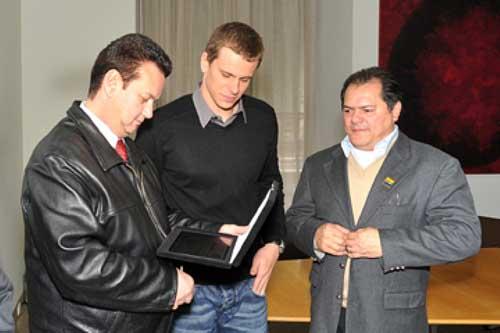 O velocista Cesar Cielo foi homenageado pelo prefeito de São Paulo, Gilberto Kassab  / Foto: Divulgação