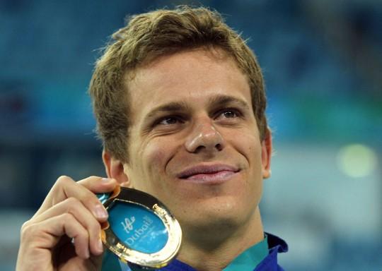 Cesar Cielo com o ouro em Dubai. Agora é oficial. Cesar Cielo é o mais veloz do mundo dentro d’água, rei dos 50m e 100m livre em todas as distâncias e nos principais eventos / Foto: Divulgação CBDA / Satiro Sodré