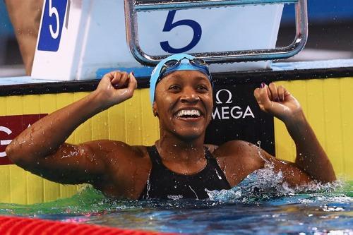 Alia Atkinson abre o sorriso depois da vitória no Mundial de Doha / Foto: Getty Images