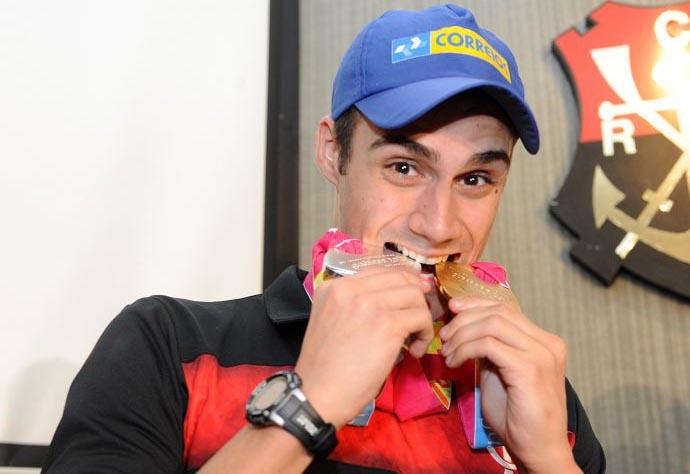 O nadador Leonardo de Deus, medalha de ouro nos 200m borboleta e prata no revezamento 4x200m livre nos Jogos Pan-Americanos de Guadalajara, em outubro, treina forte em São Paulo para a última competição da temporada / Foto: Alexandre Vidal / Fla Imagem