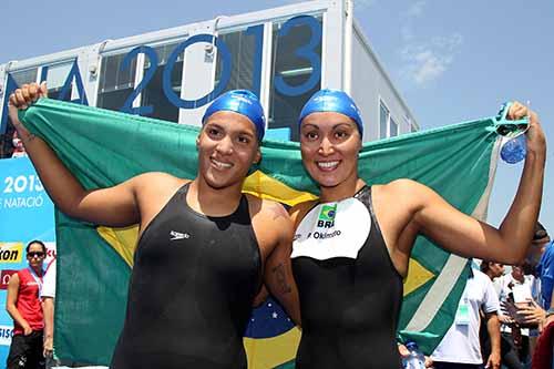 Ana Marcela e Poliana comemoram a dobradinha / Foto: Satiro Sodré / Divulgação CBDA