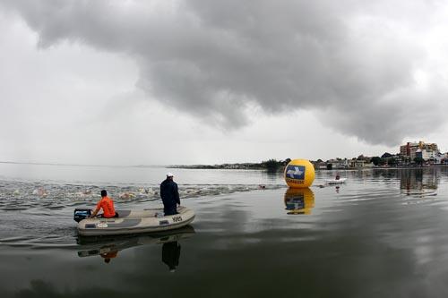 A oitava e última etapa do Campeonato Brasileira de Maratonas Aquáticas acontece neste domingo, 20/11, em Araruama, com a prova cinco quilômetros / Foto: Satiro Sodré/AGIF