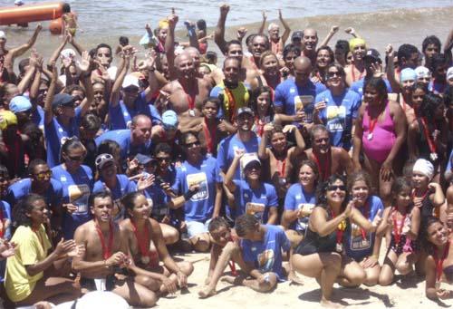  A Boca da Barra se coloriu de azul e de amarelo, cores das camisas usadas pelos alunos do projeto Natação no Mar, que comemorou sete anos de inauguração / Foto: Divulgação 