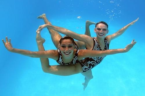 Dupla brasileira Lara e Nayara. O nado sincronizado desembarca na semana do próximo feriado nacional no Parque Aquático Julio de Lamare, complexo esportivo do Maracanã, para a disputa de seu Campeonato Brasileiro Absoluto / Foto: Satiro Sodré / Divulgação