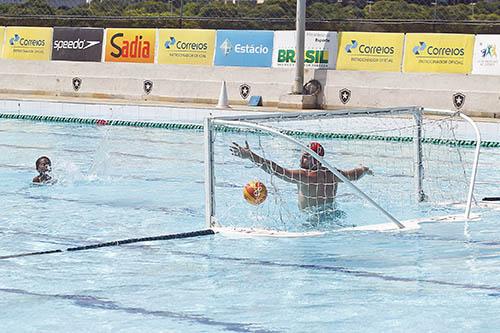 Criança sorteada para cobrar um penalti contra o goleiro Soro, da seleção / Foto: Vítor Silva / SS Press / CBDA) 