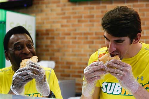 Pelé e Phelps comem sanduíches favoritos da Subway / Foto: Rafael Neddermeyer/Getty Images