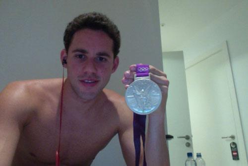 Thiago com a medalha / Foto: Acervo Pessoal