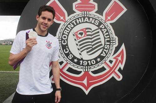 Thiago Pereira e sua medalha olímpica / Foto: Rodrigo Coca/Agência Corinthians