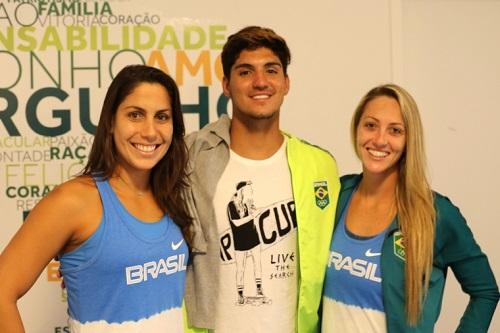 Em visita à Vila Olímpica, campeão mundial de surfe revela torcida pelos atletas brasileiros e relembra participação nos Jogos Sul-americanos de Praia em 2009 / Foto: Alexandre Castello Branco/COB