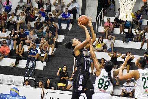 O Corinthians/Pague Menos/Americana deslanchou no restante da partida e venceram novamente a equipe do Sampaio Basquete por 69 a 61 / Foto: Pamela Wimo/Divulgação