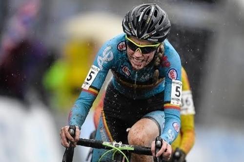 Femke pedalou com motor na bike / Foto: Getty Images