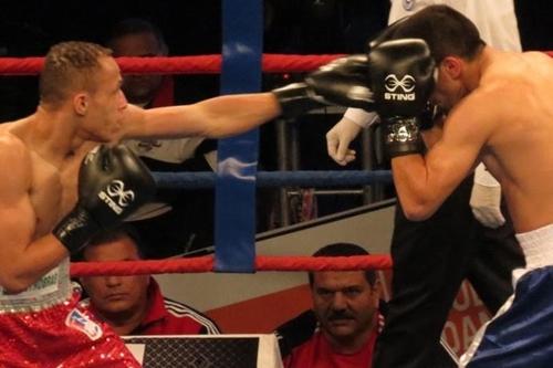 Robenilson de Jesus de calção vermelho / Foto: Divulgação / CBBoxe