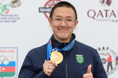 Felipe Wu ao ganhar a Copa do Mundo do Azerbaijão / Foto: Divulgação/ ISSF