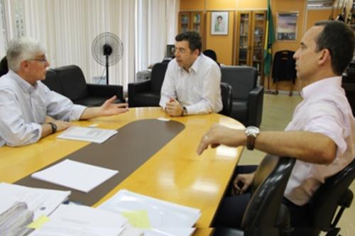 John Bales, presidente do ICCE, com o secretário Ricardo Leyser e o diretor André Arantes, que debateram parceria para troca de conhecimento de técnicos esportivos de alto rendimento / Foto: Rodolfo Vilela / ME