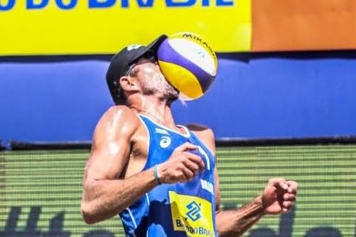 Momento em que a bola acerta em cheio o rosto de Oscar / Foto: Divulgação / FIVB