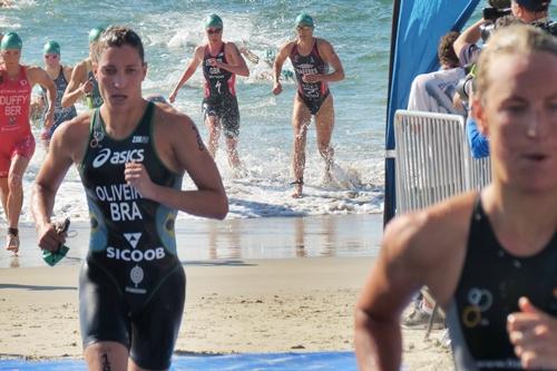 Pâmella saiu muito bem na transição da natação para a corrida / Foto: Esporte Alternativo