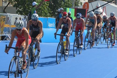 No ciclismo as atletas ficaram bem emboladas, e a brasileira se manteve no primeiro pelotão / Foto: Esporte Alternativo