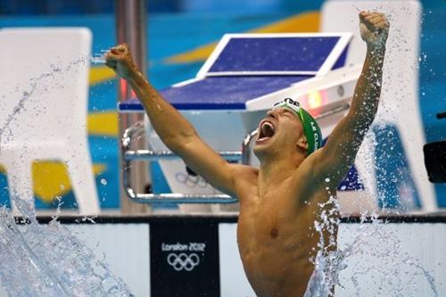 O sul-africano Chad Le Clos comemora a vitória sobre Michael Phelps na final dos 200 metros borboleta nos Jogos Londres 2012 / Foto: Getty Images / Al Bello