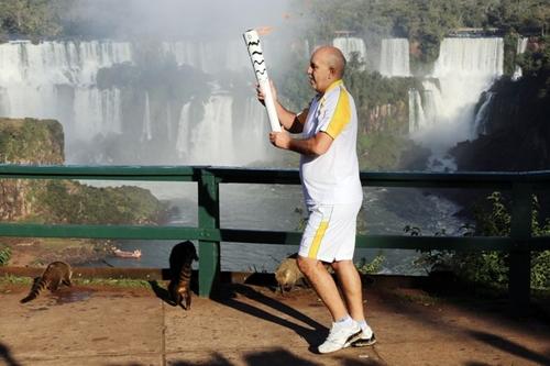 Quatis e as cataratas montaram um cenário especial para Roberto Costa Cabral conduzir a tocha no Parque Nacional de Iguaçu / Foto: Francisco Medeiros / ME