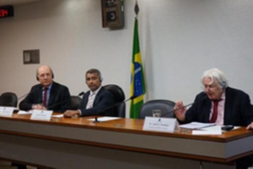 Romário (no centro) e Andrew (à direita) falam à CPI do Futebol no Senado / Foto: Reprodução / Twitter