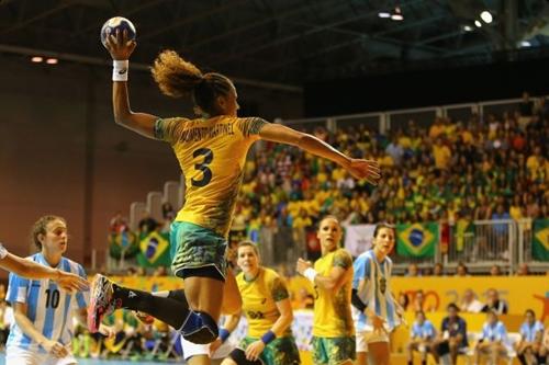 Melhor do mundo em 2012, Alexandra tenta o gol contra a Argentina na final dos Jogos Pan-Americanos Toronto 2015, vencida pelo Brasil / Foto: Al Bello / Getty Images