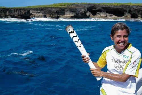 Mais de 50 golfinhos acompanharam a passagem da tocha nas mãos da condutora Zaira Matheus / Foto: Rio 2016 / Fernando Soutello