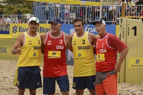 Franco e Roberto Lopes fizeram jogo comemorativo contra Smith e Stoklos / Foto: Alexandre Arruda / CBV