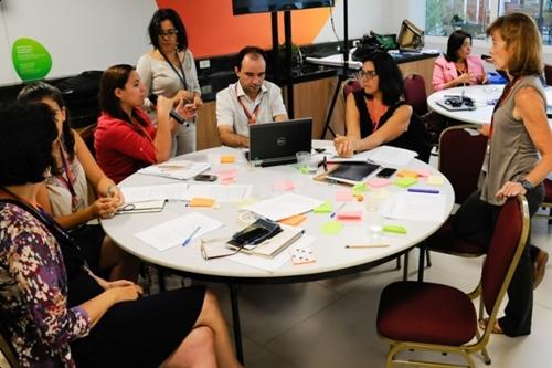 Tânia Braga, gerente de Sustentabilidade, Acessibilidade e Legado do Rio 2016, participa de encontro, na sede do Comitê, com representes de organizações da sociedade civil / Foto: Rio 2016 / Alex Ferro