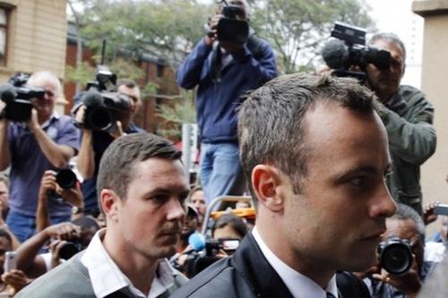 Movimentação intensa na chegada de Pistorius à corte, em Pretoria, na África do Sul