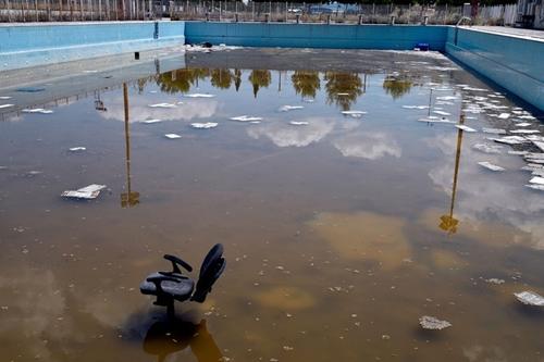 Piscina repleta de lixo em Atenas / Foto: Getty Images