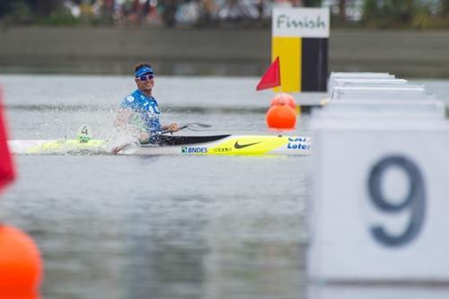 Fernando Fernandes cruza a linha de chegada e garante a medalha de ouro para o Brasil / Foto: Paulo Múmia / Rio 2016