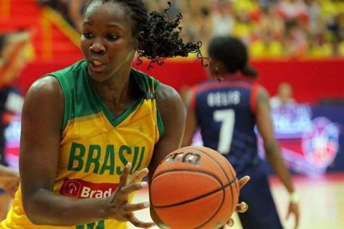 Clarissa, jogadora de 27 anos da seleção, se recusou a boicotar equipe nacional / Foto: Celio Messias / Inovafoto / Divulgação