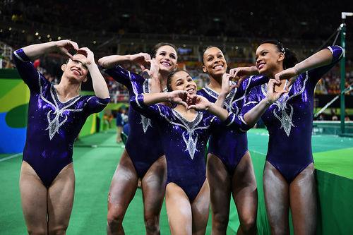 Meninas fazem coração e agradecem torcida / Foto: David Ramo / Getty Images