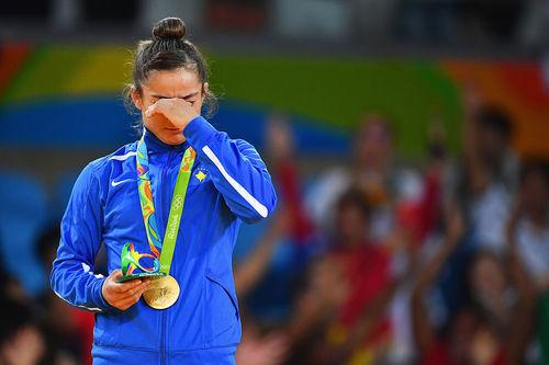 Kelmendi chora ao ouvir, pela primeira vez numa Olimpíada, o hino nacional do seu país / Foto: Pascal Le Segretain / Getty Images