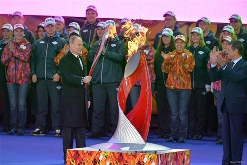 Vladimir Putin, presidente russo, acende a chama olímpica em Moscou / Foto: Divulgação / Sochi 2014