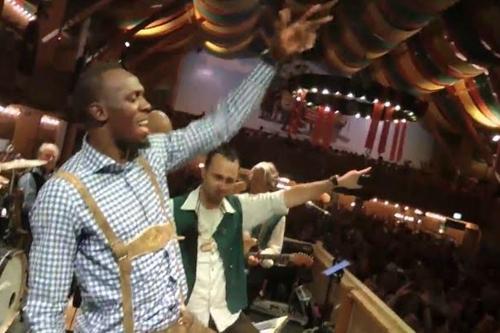 Usain Bolt vestido a caráter na Oktoberfest / Foto: Reprodução / YouTube