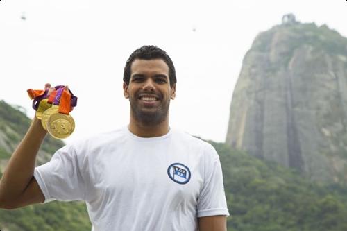 André Brasil mostra algumas das medalhas que acumulou ao longo da carreira / Foto: Allan Cristian / Rio 2016